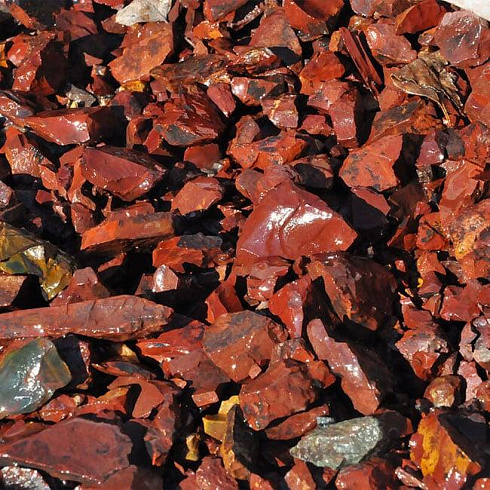 Kamenclub.ru: Щебень крошка красный (ЯШМА) фр. 20-40 мм.  купить в Армавире яшма красный, бордовый декоративный ландшафтный щебень 9000 руб/т   фото КАМЕНЬ КЛУБ