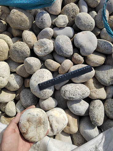 Kamenclub.ru: Галька речная окат (серо-белая) фр. 70-120 мм купить  в Армавире галька галечник бело-серая, серо-белая, серая, белая речная природная галька  8000 руб/т   фото КАМЕНЬ КЛУБ