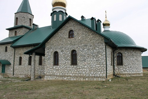 Kamenclub.ru: Галька речная плоская (бело-серая) фр. 100-200-300 мм. купить  в Армавире галька речная плоская серый, белый, бело-серый, серо-белый речная галька плоская  9000 руб/т   фото КАМЕНЬ КЛУБ
