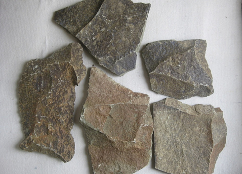 Kamenclub.ru: Песчаник пластушка "фонтанка" серо-зеленая (3,0-5,0 см)  купить в Армавире песчаник серо-зеленая колотые плитки облицовочные пластушки 11400 руб/м3   фото КАМЕНЬ КЛУБ