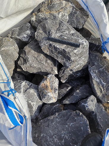 Kamenclub.ru: Черный мрамор скальник фр. 100-500 мм.  купить в Армавире мрамор черный белый серый крупный колотый валун ландшафтный 8500 руб/т   фото КАМЕНЬ КЛУБ