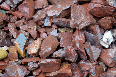 Kamenclub.ru: Щебень крошка красный (ЯШМА) фр. 5-10 мм.  купить в Армавире крошка каменная яшмы красный, бордовый, темно-красный декоративная крошка ландшафтная каменная яшмоидная 8500 руб/т   фото КАМЕНЬ КЛУБ